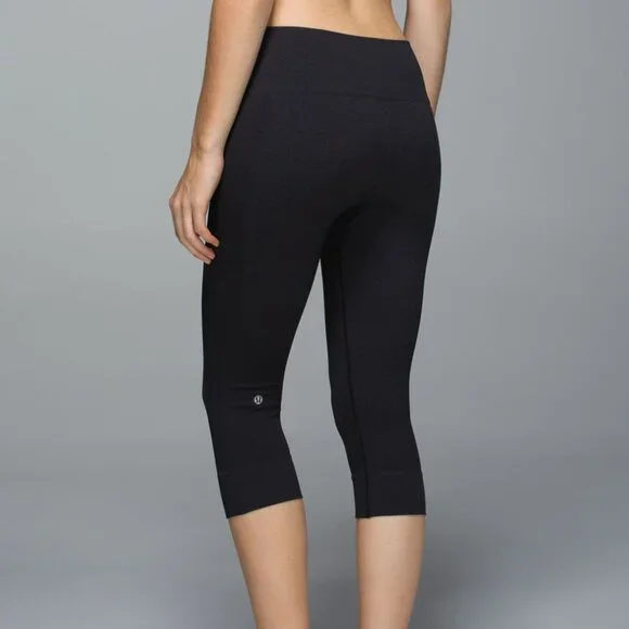 NEW Lululemon Seamlessly Street Crop Leggings in Black size 4 - Picture 1 of 12